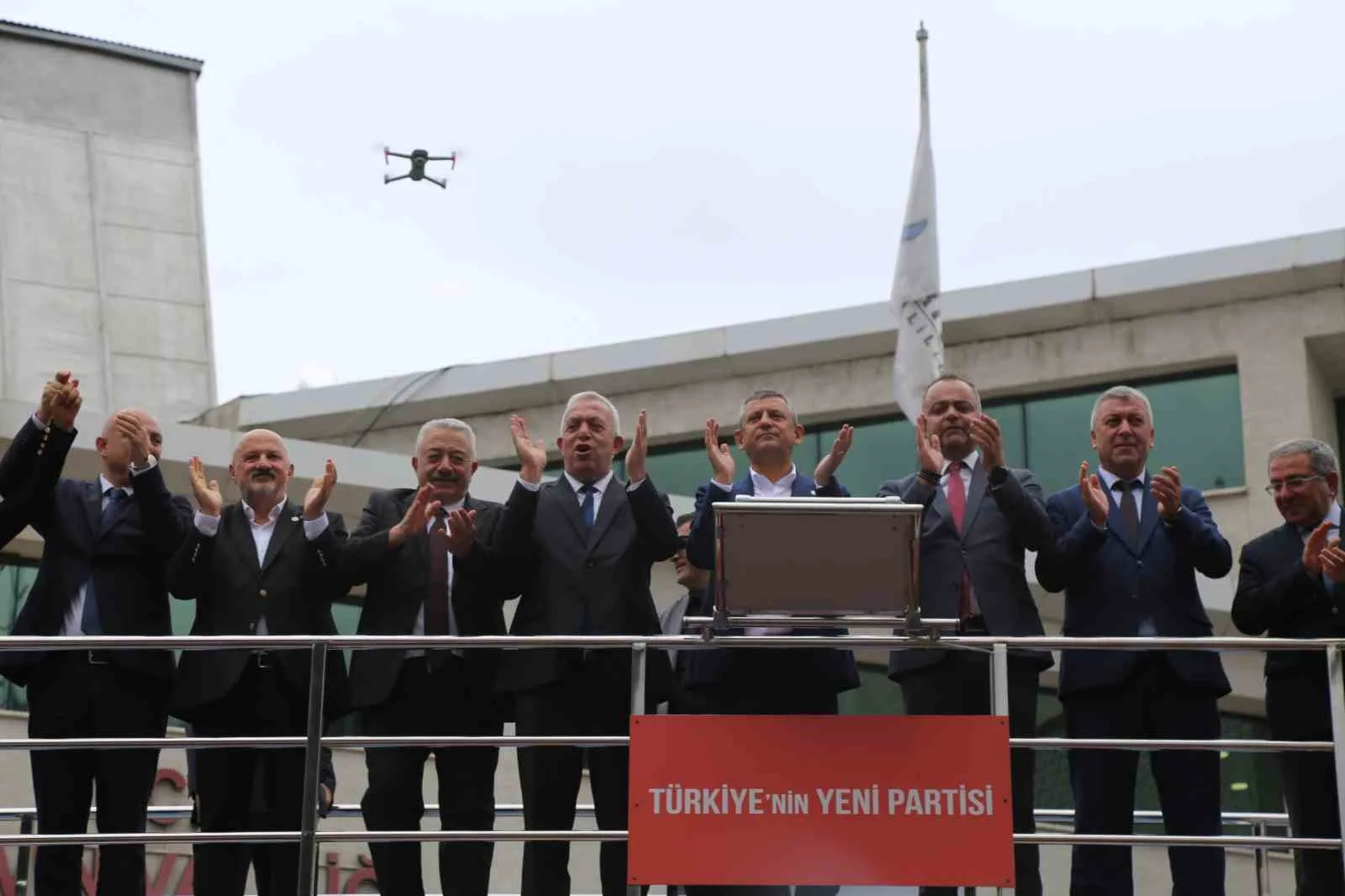 YENİ PARTİ GENEL BAŞKANI ÖZGÜR ÖZEL, GÜNDEMDEKİ FON KRİZİNE VURGU YAPARAK "YAŞADIĞIMIZ KRİZLER YETMEZMİŞ GİBİ ŞİMDİ BİR DE FON KRİZİ ÇIKTI. YANİ VATANDAŞIN DEVLETE EMANET ETTİĞİ PARASINA ÇÖKTÜLER" DEDİ.