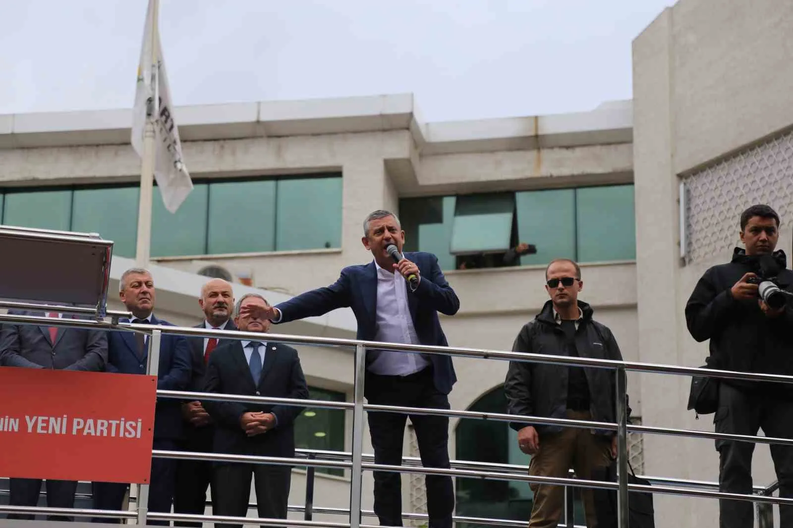 YENİ PARTİ GENEL BAŞKANI ÖZGÜR ÖZEL, GÜNDEMDEKİ FON KRİZİNE VURGU YAPARAK "YAŞADIĞIMIZ KRİZLER YETMEZMİŞ GİBİ ŞİMDİ BİR DE FON KRİZİ ÇIKTI. YANİ VATANDAŞIN DEVLETE EMANET ETTİĞİ PARASINA ÇÖKTÜLER" DEDİ.