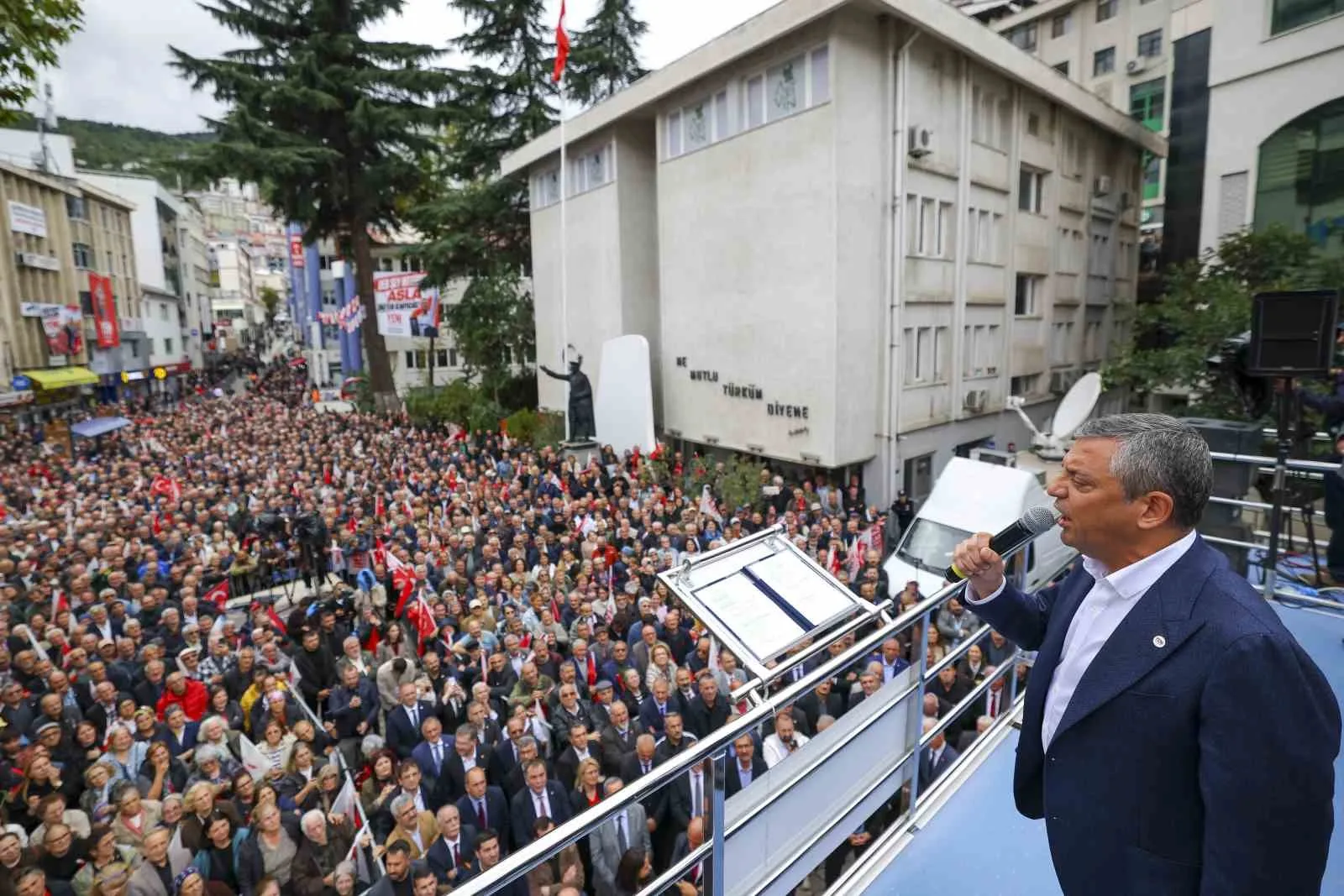 YENİ PARTİ GENEL BAŞKANI ÖZGÜR ÖZEL, GÜNDEMDEKİ FON KRİZİNE VURGU YAPARAK "YAŞADIĞIMIZ KRİZLER YETMEZMİŞ GİBİ ŞİMDİ BİR DE FON KRİZİ ÇIKTI. YANİ VATANDAŞIN DEVLETE EMANET ETTİĞİ PARASINA ÇÖKTÜLER" DEDİ.