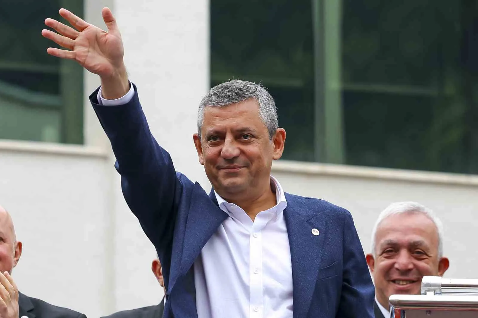 YENİ PARTİ GENEL BAŞKANI ÖZGÜR ÖZEL, GÜNDEMDEKİ FON KRİZİNE VURGU YAPARAK "YAŞADIĞIMIZ KRİZLER YETMEZMİŞ GİBİ ŞİMDİ BİR DE FON KRİZİ ÇIKTI. YANİ VATANDAŞIN DEVLETE EMANET ETTİĞİ PARASINA ÇÖKTÜLER" DEDİ.