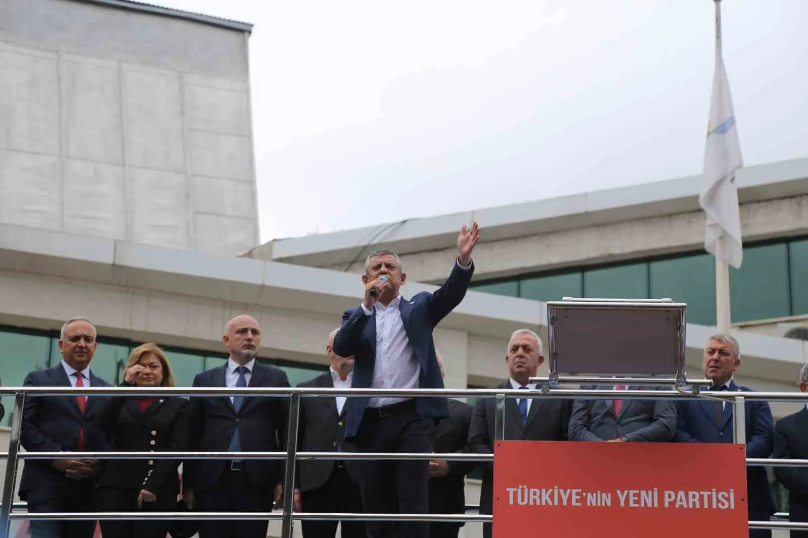 YENİ PARTİ GENEL BAŞKANI ÖZGÜR ÖZEL, GÜNDEMDEKİ FON KRİZİNE VURGU YAPARAK "YAŞADIĞIMIZ KRİZLER YETMEZMİŞ GİBİ ŞİMDİ BİR DE FON KRİZİ ÇIKTI. YANİ VATANDAŞIN DEVLETE EMANET ETTİĞİ PARASINA ÇÖKTÜLER" DEDİ.