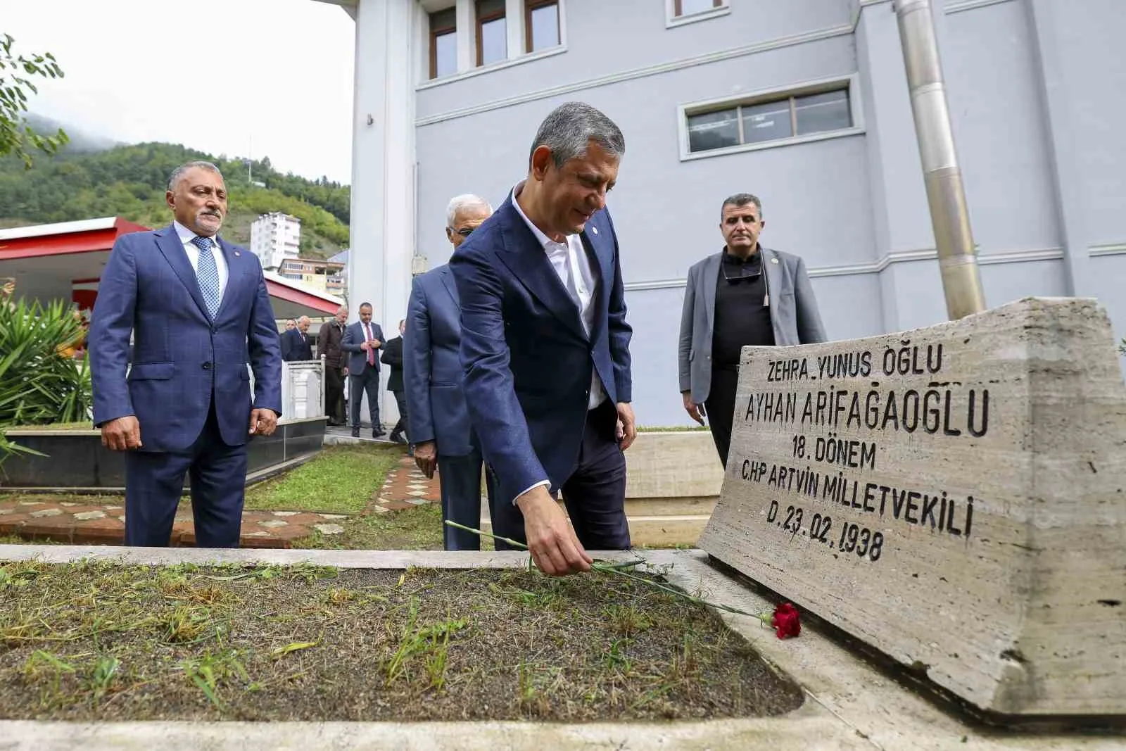 YENİ PARTİ GENEL BAŞKANI ÖZEL, ARTVİN BORÇKA GARNİZON ŞEHİTLİĞİ'Nİ VE 18. DÖNEM MİLLETVEKİLİ AYHAN ARİFAĞAOĞLU'NUN KABRİNİ ZİYARET ETTİ.