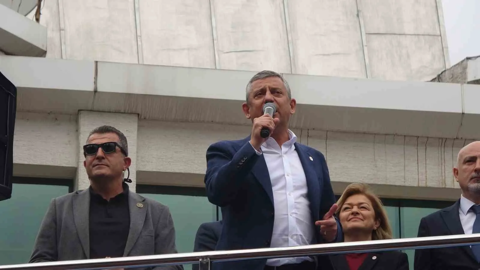 YENİ PARTİ GENEL BAŞKANI ÖZGÜR ÖZEL, GÜNDEMDEKİ FON KRİZİNE VURGU YAPARAK "YAŞADIĞIMIZ KRİZLER YETMEZMİŞ GİBİ ŞİMDİ BİR DE FON KRİZİ ÇIKTI. YANİ VATANDAŞIN DEVLETE EMANET ETTİĞİ PARASINA ÇÖKTÜLER" DEDİ.