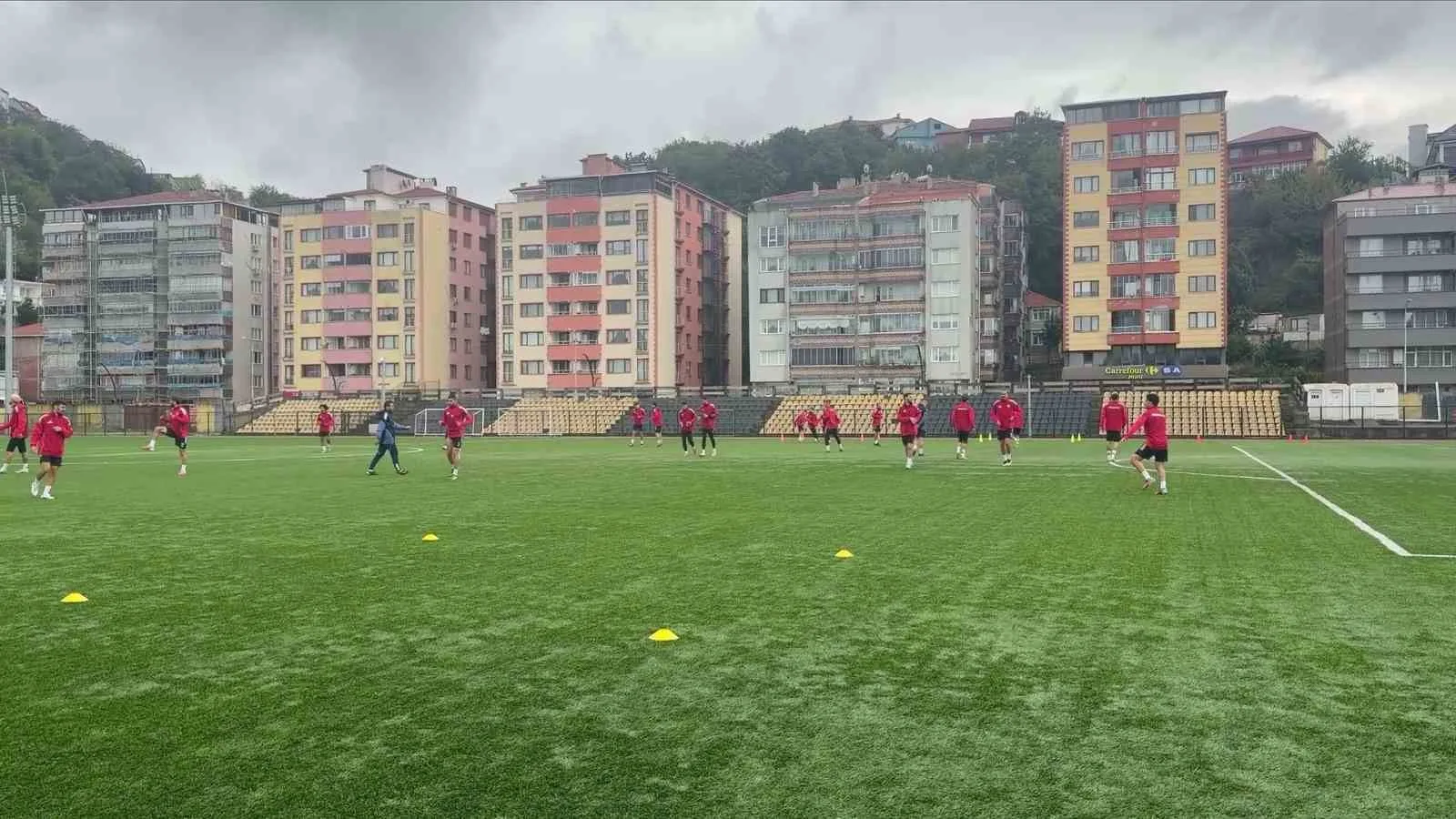 KARŞILAŞMA ÖNCESİ KİLİMLİ ŞEHİR STADI'NDA HAZIRLIKLARINI TAMAMLAYAN ZONGULDAK TEMSİLCİSİNDE MORALLER YÜKSEK