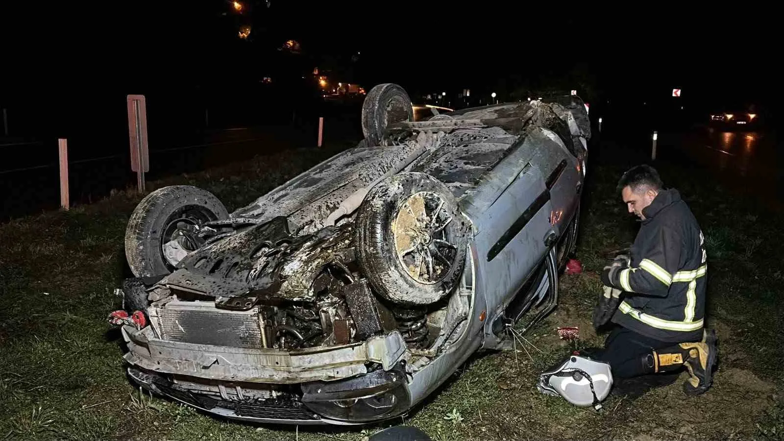 ZONGULDAK’TA KONTROLDEN ÇIKAN BİR OTOMOBİL TAKLA ATTI. KAZADA 2 KİŞİ YARALANDI.